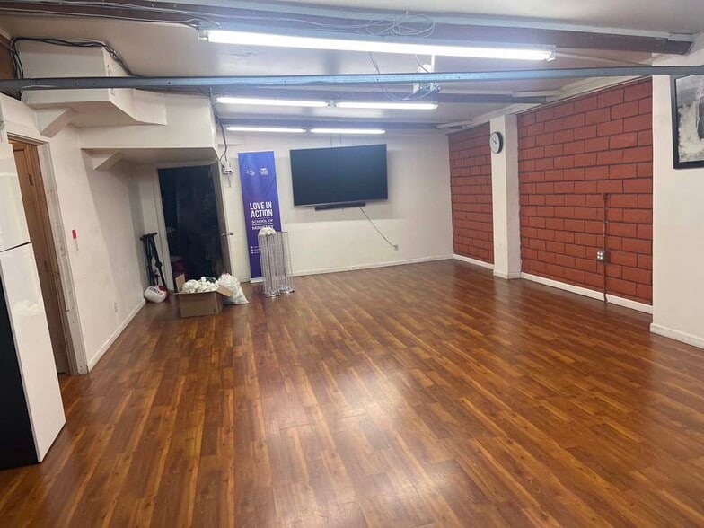 More Photos Of 747 Milford St, Glendale Warehouse For Lease