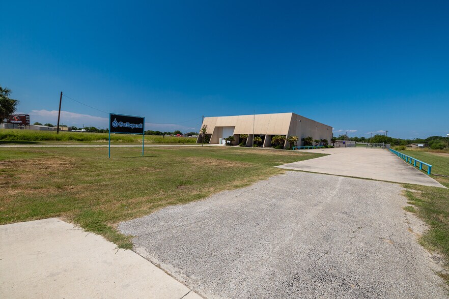 More Photos Of 8276 N SH 16, Poteet Distribution For Sale