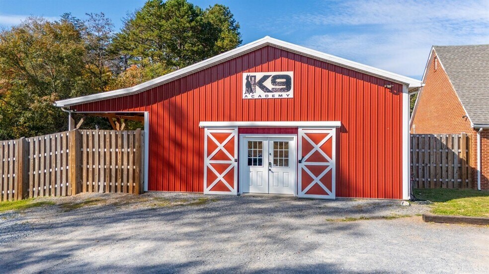 More Photos Of 273 Riverbend Rd, Altavista Showroom For Sale