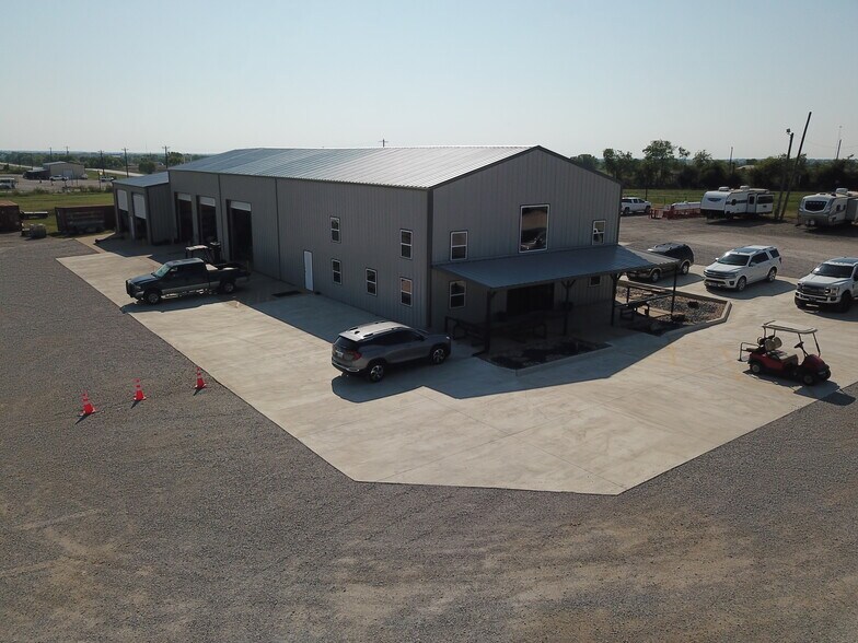 More Photos Of 13239 S Interstate 35, Valley View Manufacturing For Lease