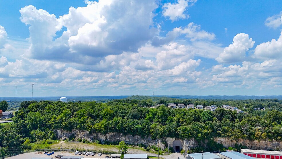 More Photos Of 20 Cave Industrial dr, Crystal City Industrial For Lease