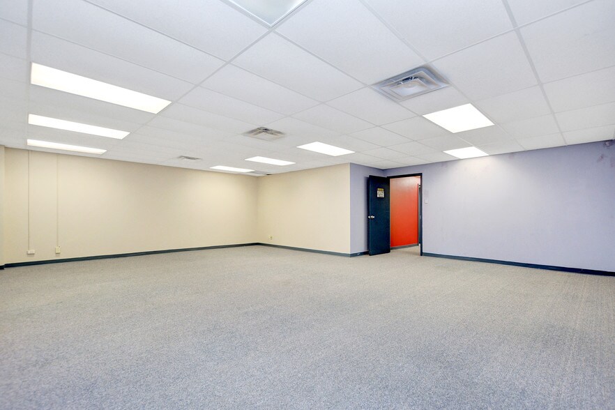 More Photos Of 4043 Carling Ave, Ottawa Office For Lease