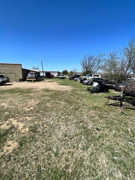 More Photos Of 2921 E Abram St, Arlington Manufacturing For Sale