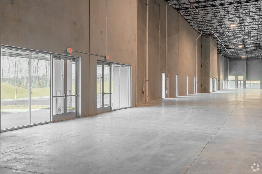 More Photos Of 7413 Cushing Rd, Manassas Warehouse For Lease