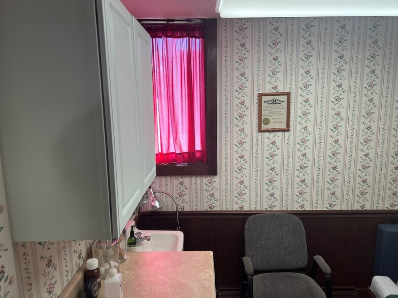 More Photos Of 1012 W Fairchild St, Danville Office For Sale