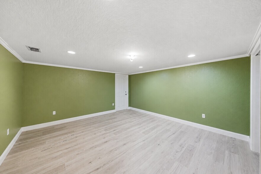 More Photos Of 2205 E Edgewood Dr, Lakeland Freestanding For Lease