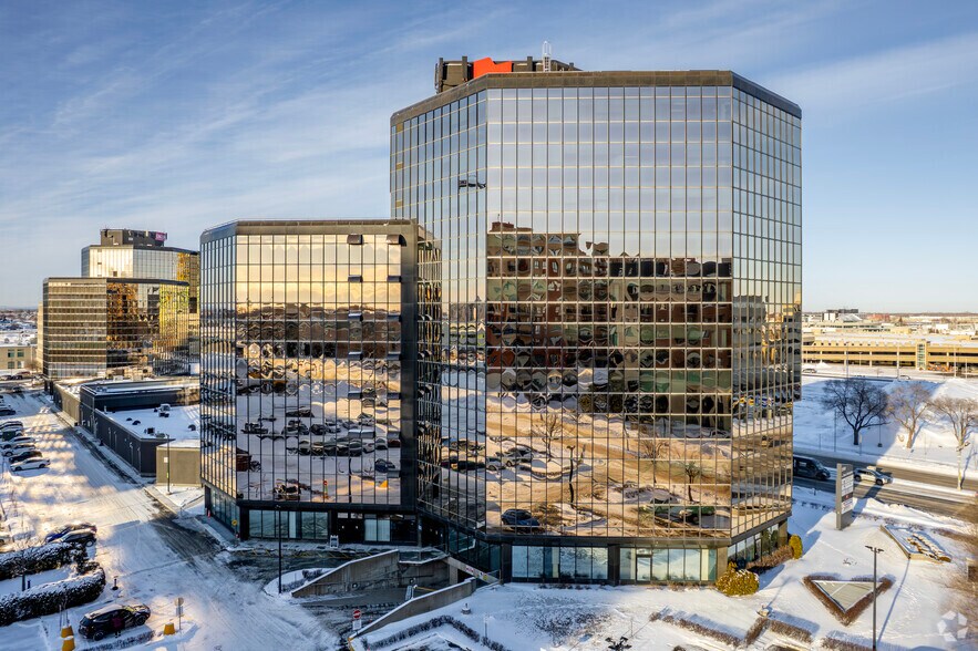 More Photos Of 2540 Boul Daniel-Johnson, Laval Office For Lease