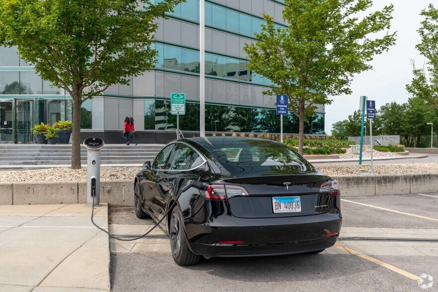 More Photos Of 1 Tower Ln, Oakbrook Terrace Office For Lease