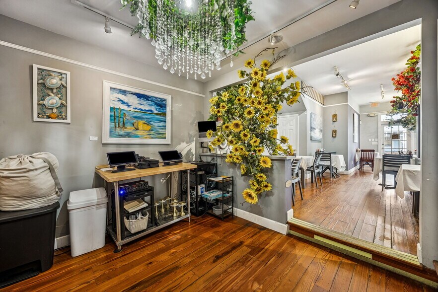More Photos Of 218 Ash St, Fernandina Beach Freestanding For Sale