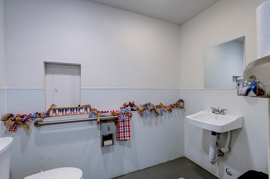 More Photos Of 222 1/2 S Montezuma St, Prescott Industrial For Lease