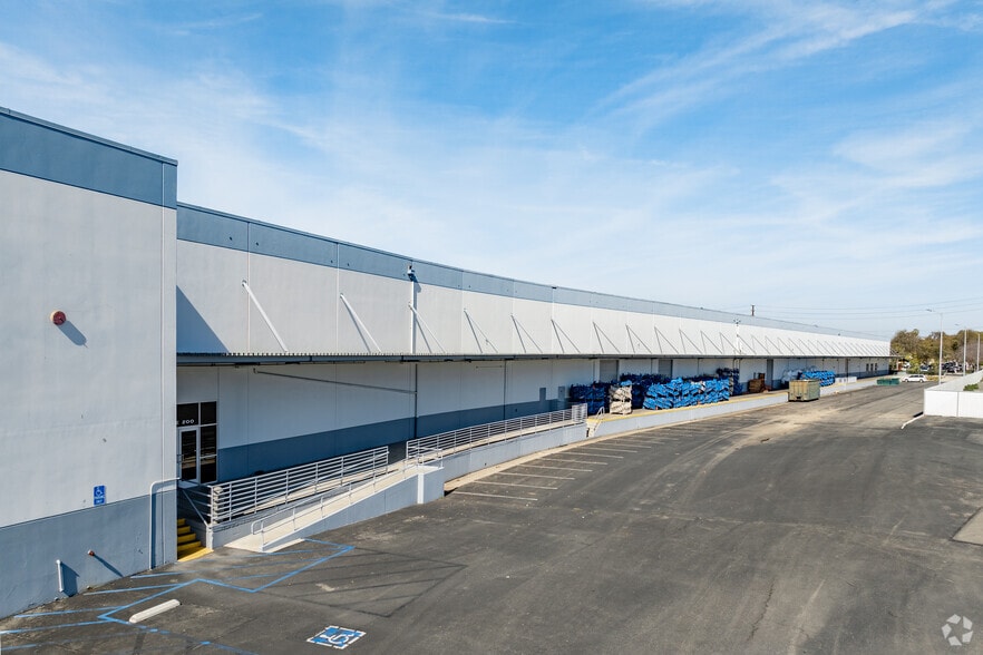 More Photos Of 500 W Warner Ave, Santa Ana Warehouse For Lease