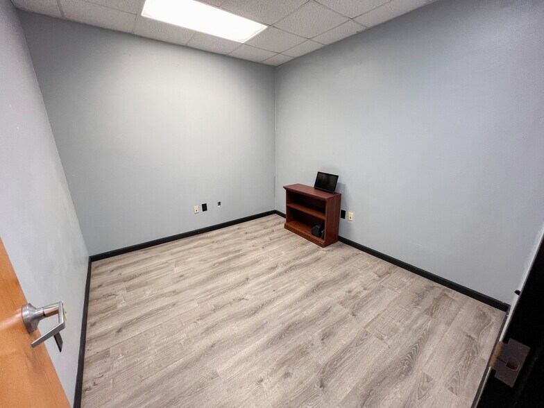 More Photos Of 3201 W Murphy St, Odessa Warehouse For Sale