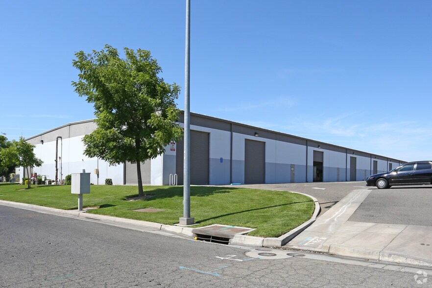 More Photos Of 528 Noble St, Madera Warehouse For Lease