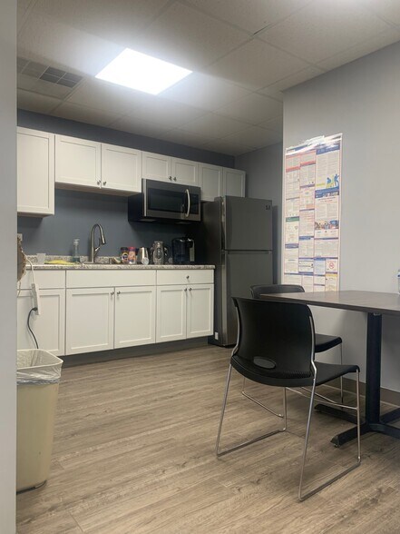 More Photos Of 10101 S Roberts Rd, Palos Hills Office For Sale