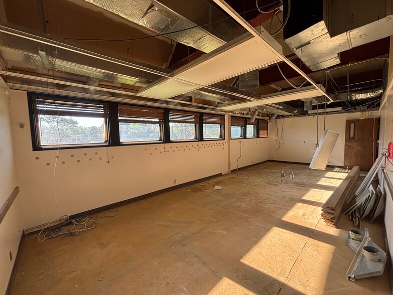 More Photos Of 9000 Old Santa Fe Rd, Kansas City Office For Sale