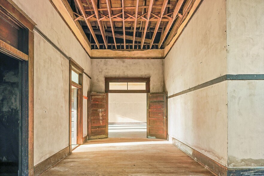 More Photos Of 125 S Waco St, Hillsboro Office For Lease