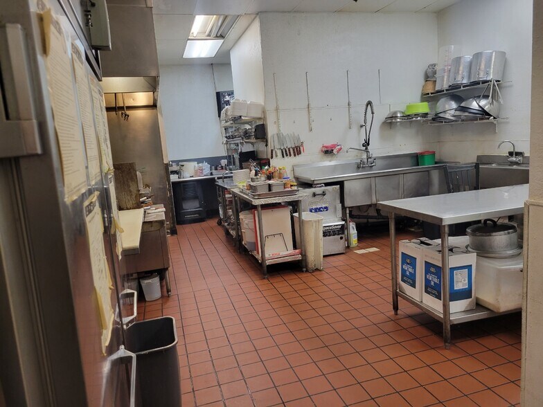 More Photos Of 4921-4945 W Craig Rd, Las Vegas General Retail For Lease