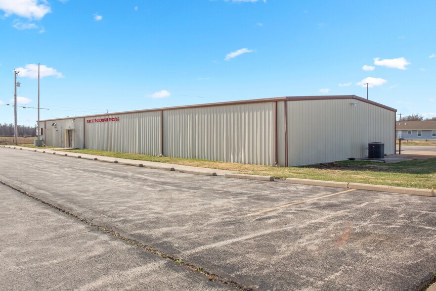 More Photos Of 712 W Patterson Ave, Iola Specialty For Sale