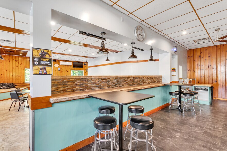 More Photos Of 715 Craigdell Rd, New Kensington Bar For Sale
