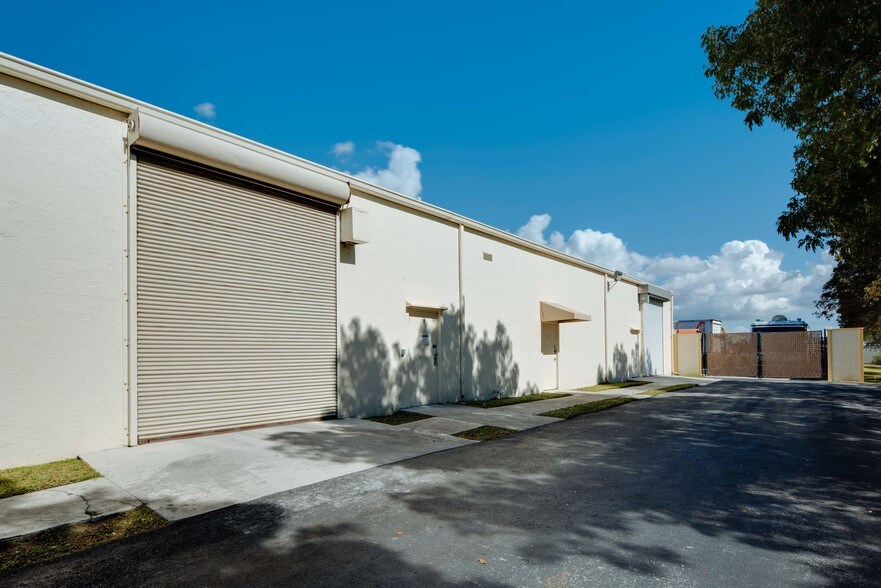 More Photos Of 11950 NW 39th St, Coral Springs Manufacturing For Lease