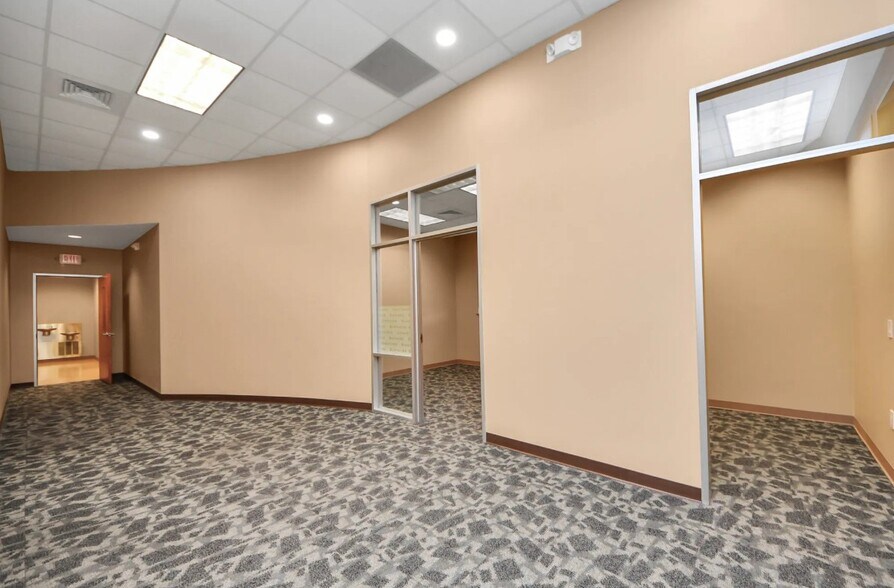 More Photos Of 1520 W Sam Houston Pky S, Houston Bank For Lease