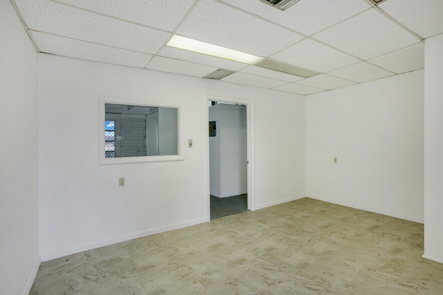 More Photos Of 1500-1536 S Dixie Hwy, Pompano Beach Showroom For Lease