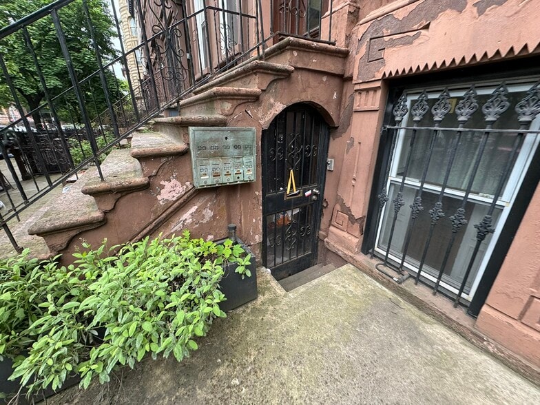More Photos Of 128 Hancock St, Brooklyn Apartments For Sale