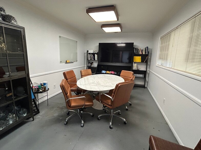 More Photos Of 16142 Wyandotte St, Van Nuys Warehouse For Lease