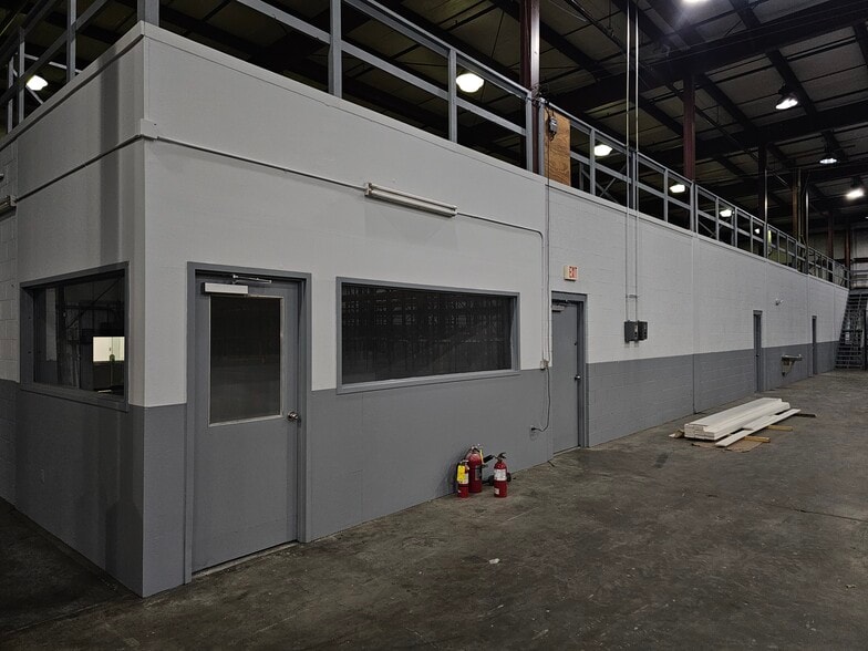 More Photos Of 101 Industrial Dr, Bristol Distribution For Lease