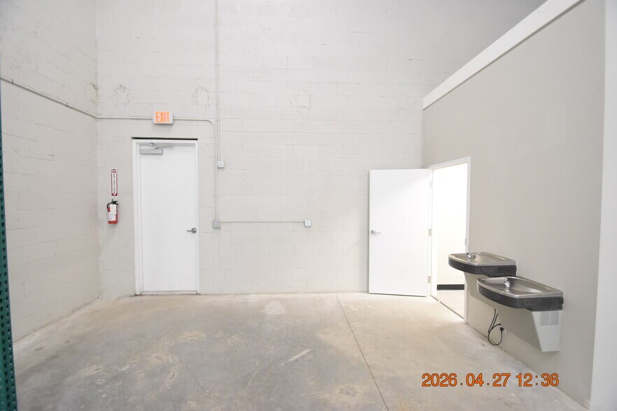 More Photos Of 4403 E Columbus Dr, Tampa Light Manufacturing For Lease