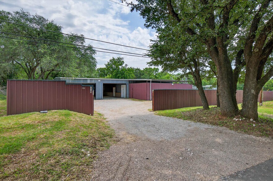More Photos Of 201 W 9th St, Burnet Warehouse For Lease