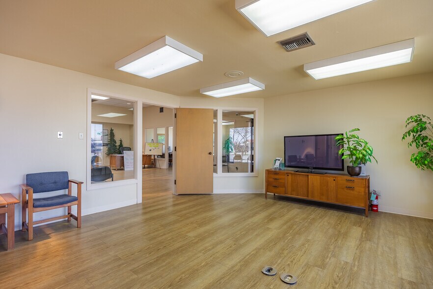 More Photos Of 703 Commerce St, Refugio Office For Sale