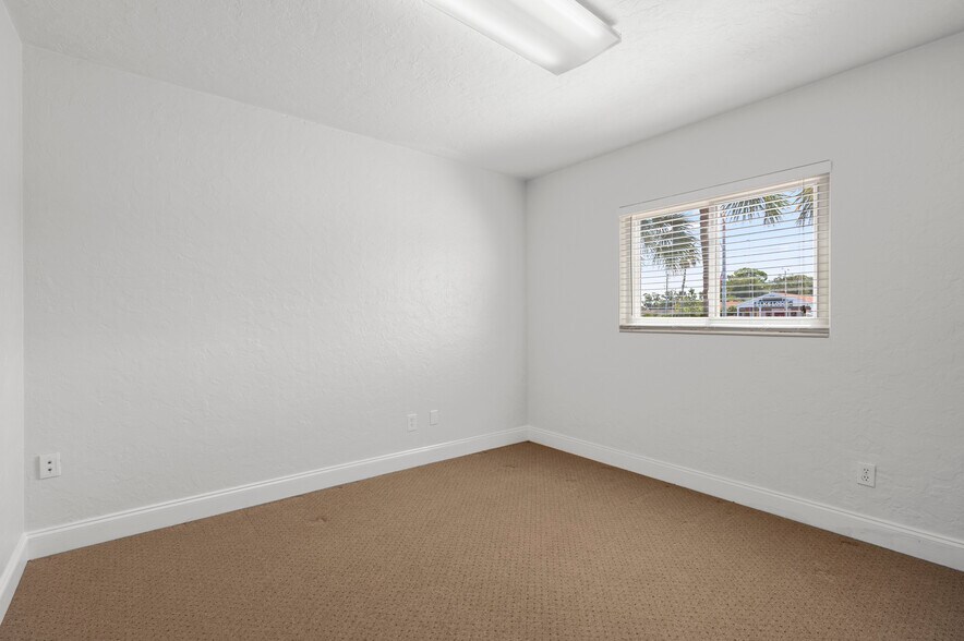 More Photos Of 2672 66th St N, Saint Petersburg Medical For Sale