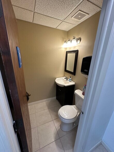 More Photos Of 14902 Winding Creek Ct, Tampa Medical For Lease