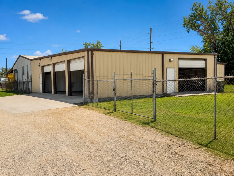 More Photos Of 8635 E Mt Houston Rd, Houston Warehouse For Lease