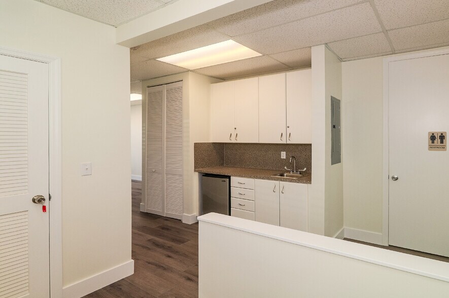 More Photos Of 5220 S University Dr, Davie Office For Sale