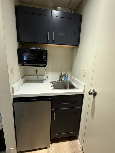 More Photos Of 6 Greenleaf Woods Dr, Portsmouth Office For Sale