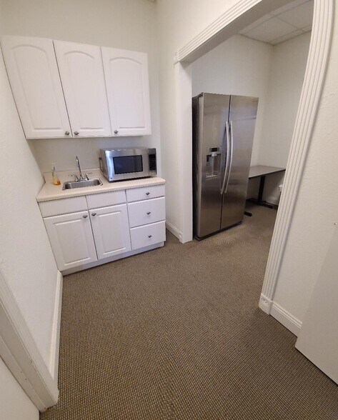 More Photos Of 7910 N Tamiami Trl, Sarasota Office For Lease