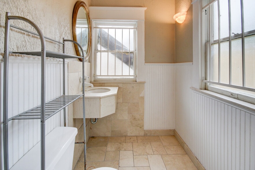 More Photos Of 239 Westheimer Rd, Houston Office Residential For Sale