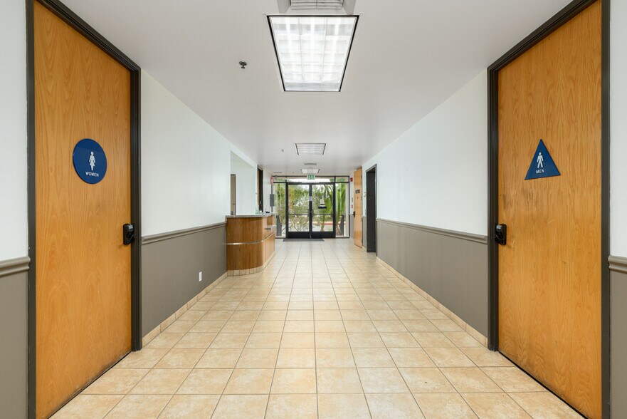 More Photos Of 1327 Del Norte Rd, Camarillo Medical For Lease