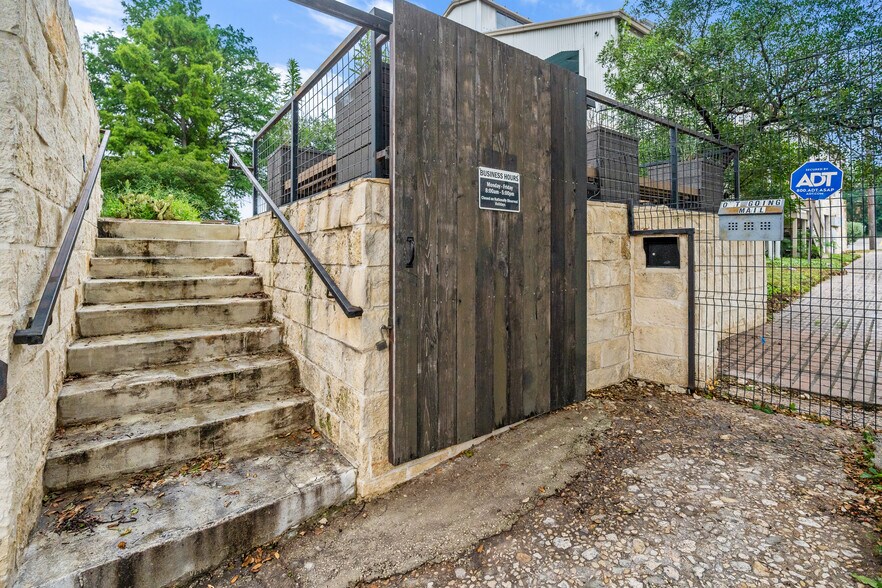 More Photos Of 7710 W IH-10, San Antonio Office For Sale