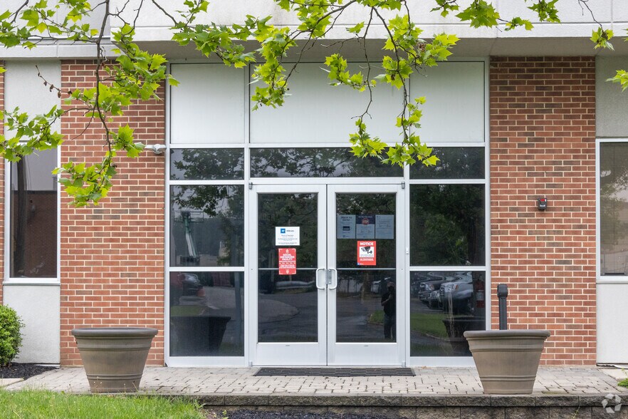 More Photos Of 10 Fadem Rd, Springfield Warehouse For Lease