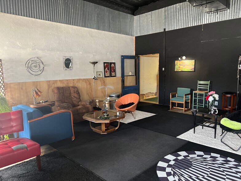 More Photos Of 300 E Broadway Blvd, Johnston City Specialty For Sale