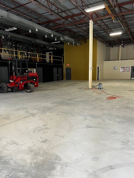 More Photos Of 1450 E Highwood Blvd, Pontiac Manufacturing For Lease