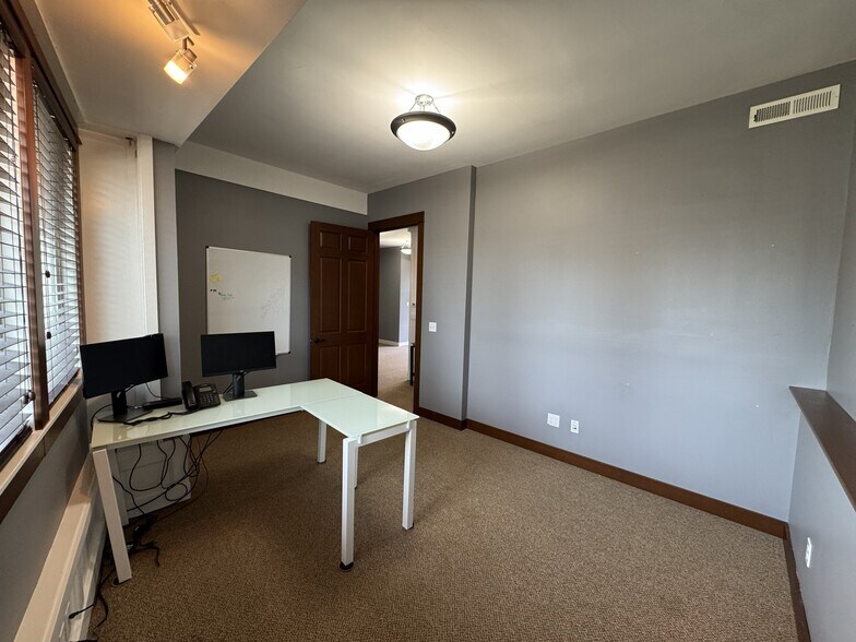 More Photos Of 422 N 4th St, Mount Vernon Office For Lease