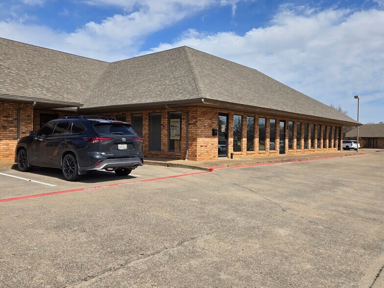 More Photos Of 1864 Norwood Dr, Hurst Office For Lease