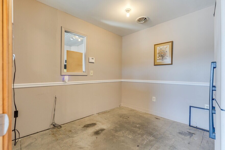More Photos Of 710 Volunteer Pky, Bristol Storefront Retail Office For Sale