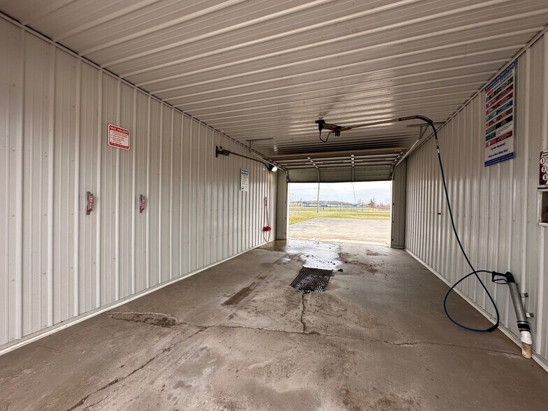 More Photos Of 3181 Lewis Ave, Ida Carwash For Sale