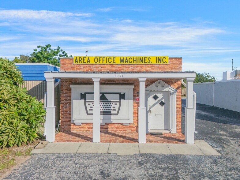 More Photos Of 3160 Southgate Cir, Sarasota Freestanding For Sale