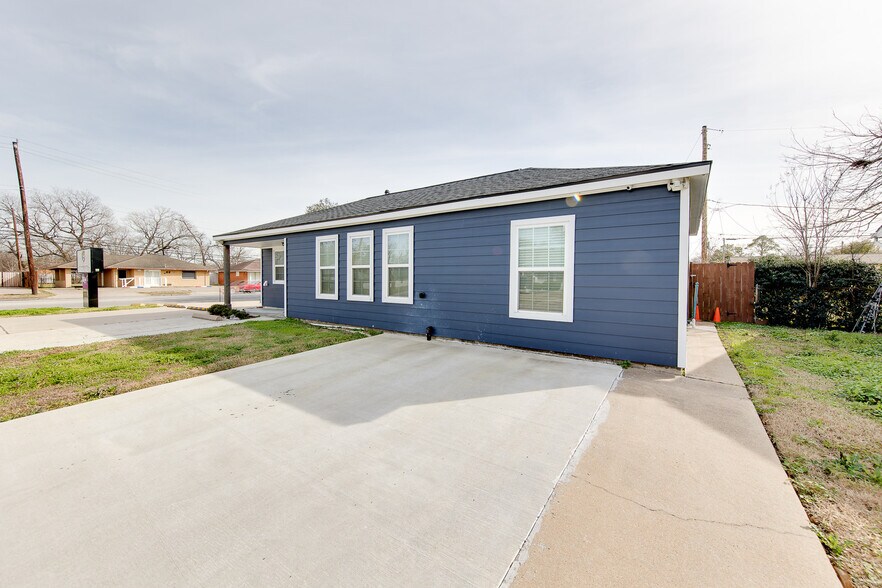 More Photos Of 2208 Strawberry Rd, Pasadena Office Residential For Sale